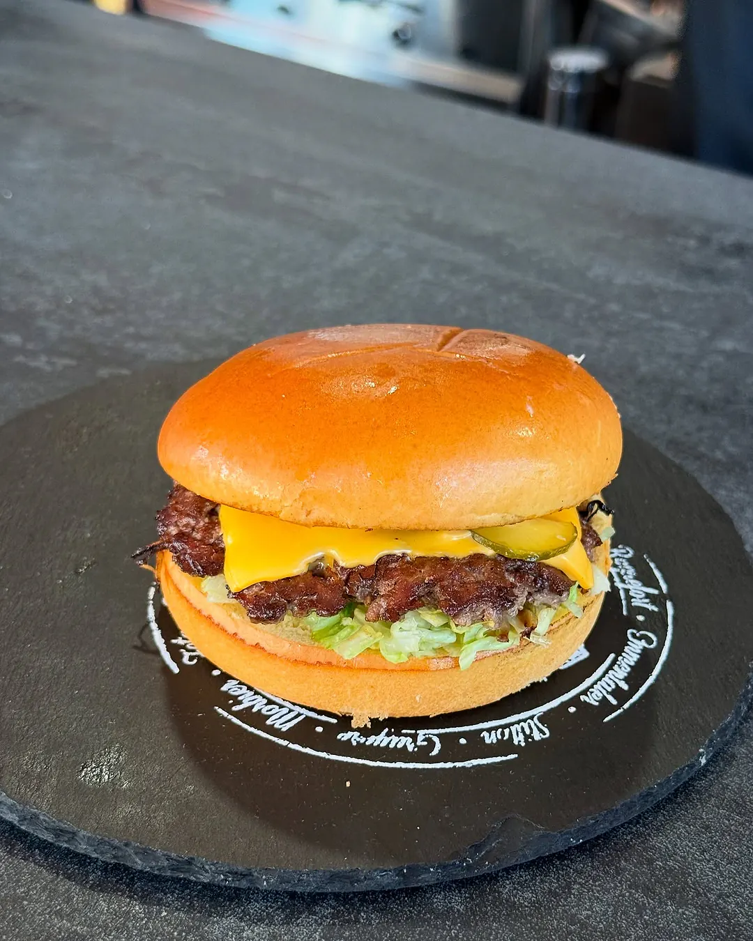 Burger smash cu cheddar, proaspăt pe tejgheaua Smash Boy